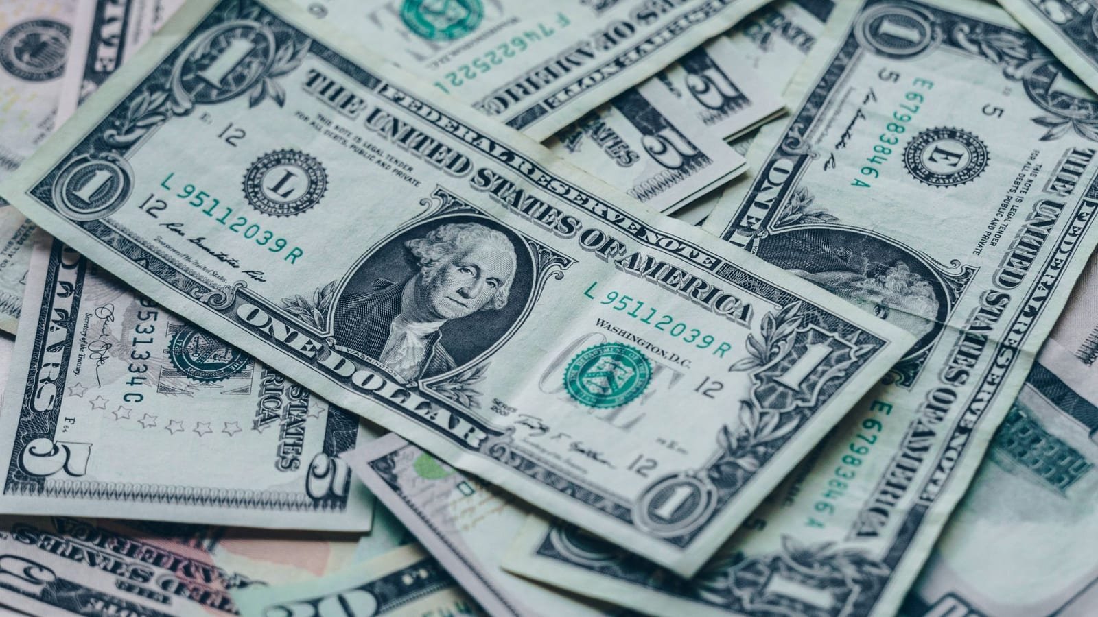 Dólar sobe com olhos no exterior e antes de leilões do Banco Central