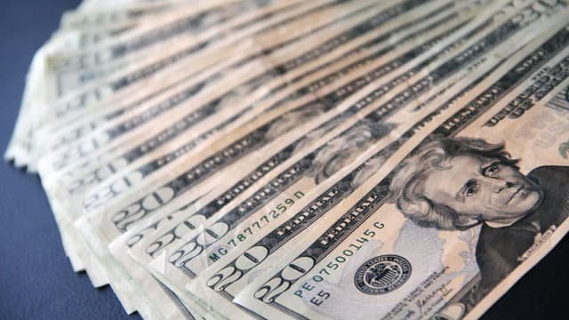 Dólar cai abaixo de R$ 5,10 com inflação alinhada às expectativas do mercado