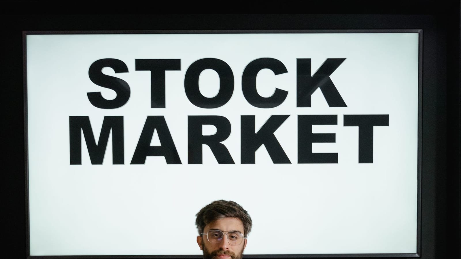 Ibovespa cai mais de 1% em sessão marcada por pressão externa e agenda política