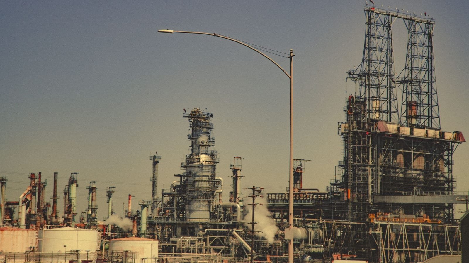 Como investir em ações da Petrobras (PETR3 e PETR4): o que analisar